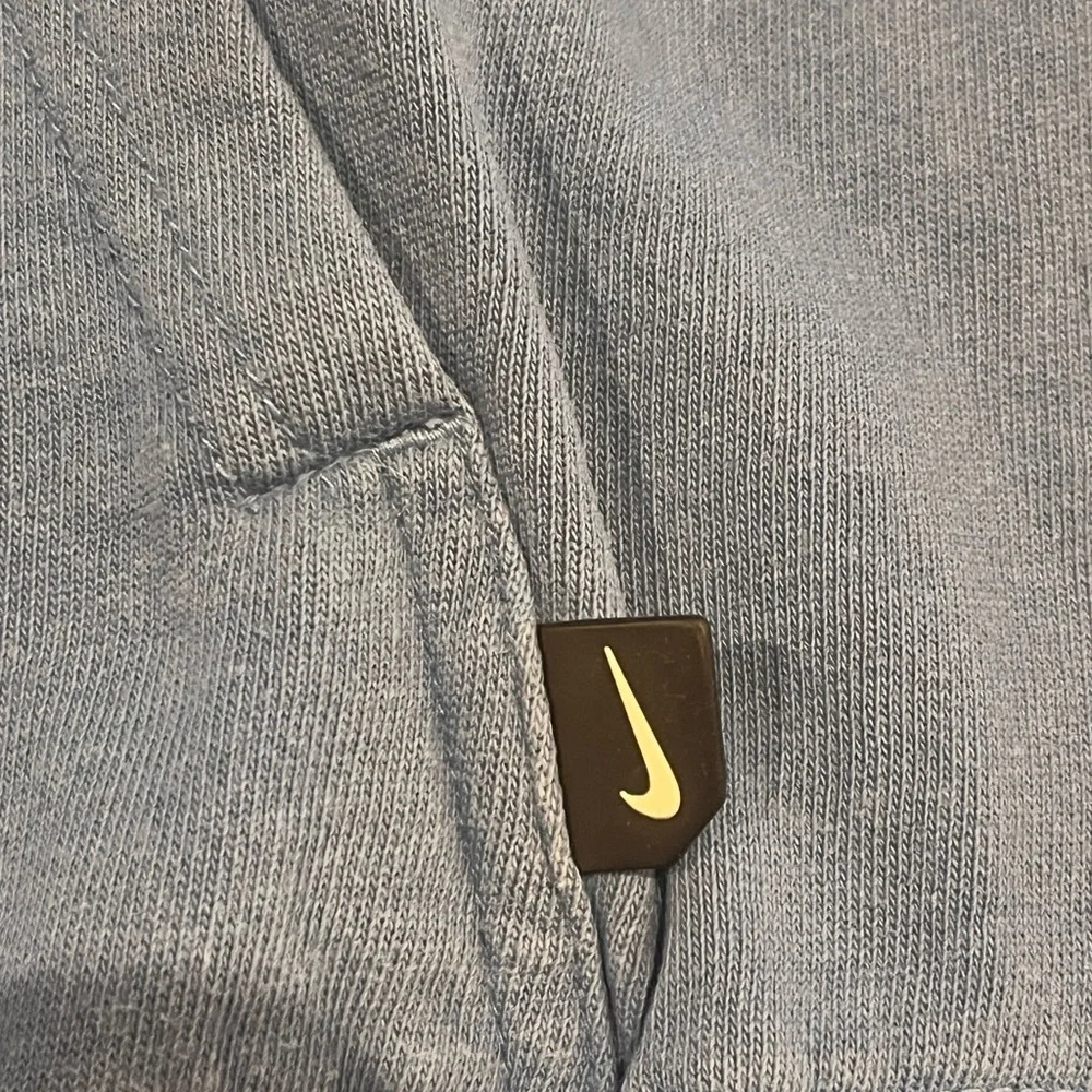 Nike Hoodie Size Large Embroidered Logo Rubber Tag Quality Piece Worn Just Right